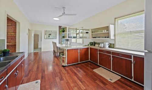 Queen Bed Shared Bath, 5BR Home In Beenleigh For 2 Bedroom1, Beenleigh (Foto 6)