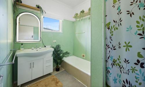 Queen Bed Shared Bath, 5BR Home In Beenleigh For 2 Bedroom1, Beenleigh (Foto 8)