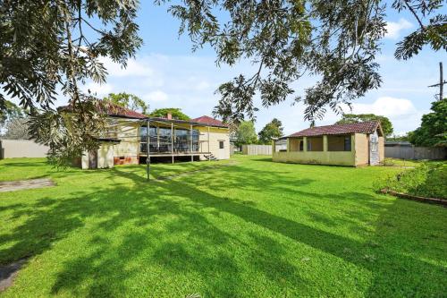 Queen Bed Shared Bath, 5BR Home In Beenleigh For 2 Bedroom1, Beenleigh (Foto 10)