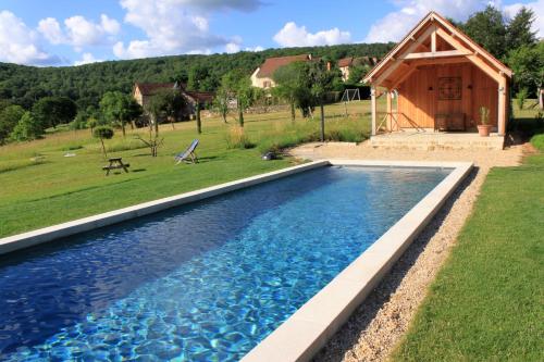 Peldbaseins, Domaine Le Broual in Saint-Pierre-Toirac