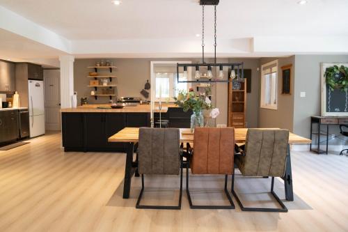 virtuve, Cozy Private Suite with heated pool in Centre Wellington (ON)
