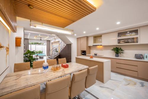 Aurora Villa - Near My Khe Beach & City Center by The Key - image 2