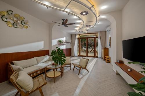 Shore House - Near My Khe Beach & City Centre by The Key - image 4