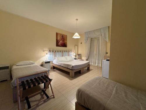 1 king bed, 3 twin beds