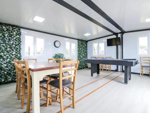 Létesítmények, Luxury Shepherd Hut with Private Hot Tub in Stow cum Quy