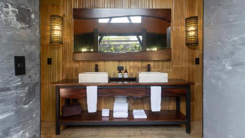 浴室, Tocu Tent Camp All Meals Included in 卡尼奧內格羅