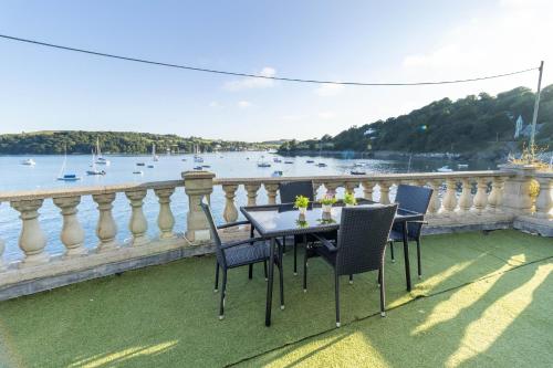 Glandore Cliff Cottage Getaway - Sea Access with Private Pier in Glandore