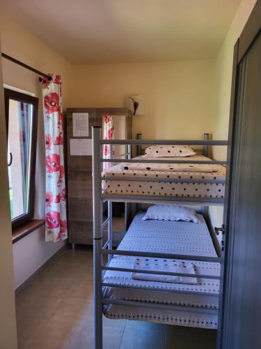 1 double bed, 2 bunk beds