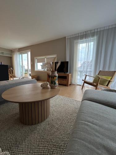 Koplietošanas atpūtas telpa ar TV, Flott Leilighet, 1 etasje med nydelig sjøutsikt in Åkrehamn