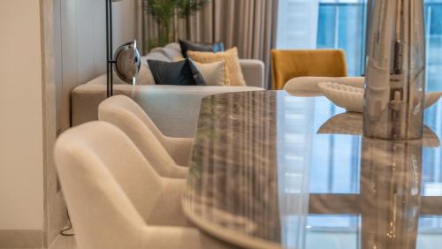 Sky-High 2BR Escape Stylish Stay Near Dubai Mall, Dubai (Foto 7)