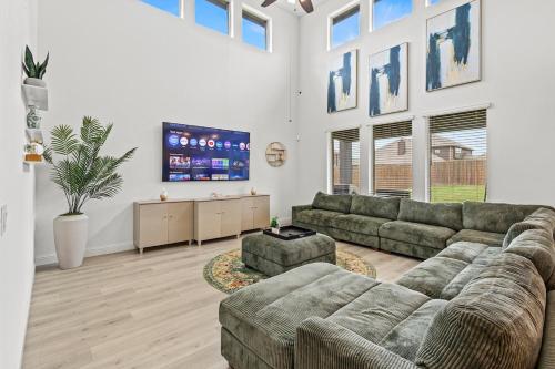 Rooftop Bliss 4BR with Crib Office space Fast Wifi Free Parking