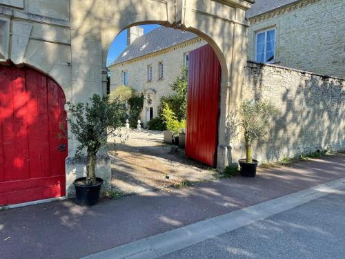 Le Manoir des Doyens Loft - Sleeps 8 - D-Day Museum on-site - Ten Minute Walk to Commonwealth Cemetery! 4