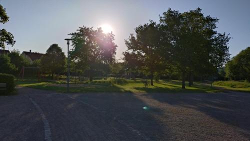 兒童遊樂場, Schöne helle Wohnung nähe Parkanlage (Schone helle Wohnung nahe Parkanlage) in 肯辛根