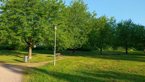 兒童遊樂場, Schöne helle Wohnung nähe Parkanlage (Schone helle Wohnung nahe Parkanlage) in 肯辛根