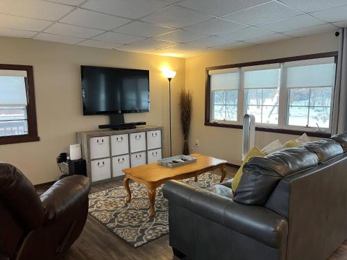 Cozy Chic Cabin on Private Lake - image 13