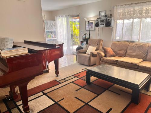 Recreational facilities, Affordable Private Room with Pool Access and Free Parking Near Zoo and Beaches in Clairemont Mesa East