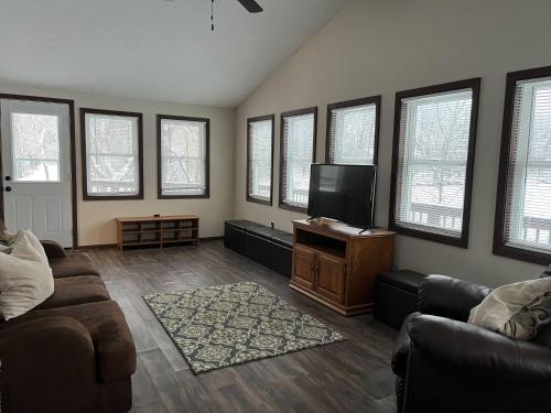 Cozy Chic Cabin on Private Lake - image 7