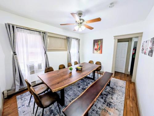 Spacious duplex retreat in city w/ Parking nearby – khách sạn tại Khac