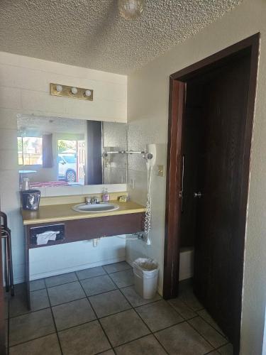 Kamar Mandi, Camaray Motel in Osoyoos (BC)
