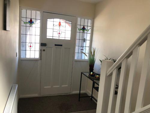 Вхід, 4 Bedroom House Near Hospital And Motorway in Coxford