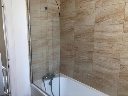 Душ, 4 Bedroom House Near Hospital And Motorway in Coxford