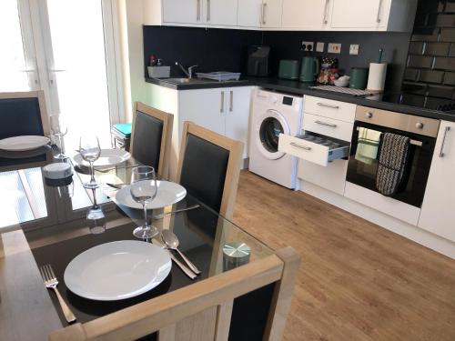 Зручності, 4 Bedroom House Near Hospital And Motorway in Coxford