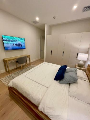 Four-Bedroom Luxury Apartment image 10