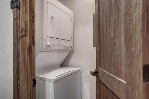 Tyra Riverbend 213 Condo - image 4