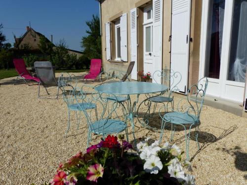 Gîte familial rénové à la campagne avec jardin - FR-1-489-61 (Gite familial renove a la campagne avec jardin - FR-1-489-61) in Jaligny-sur-Besbre