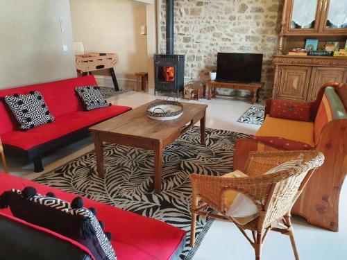 Grande maison en pierre avec jardin clôturé, animaux admis - FR-1-489-198 (Grande maison en pierre avec jardin cloture, animaux admis - FR-1-489-198) in Saint-Nectaire