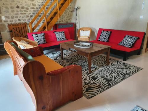Grande maison en pierre avec jardin clôturé, animaux admis - FR-1-489-198 (Grande maison en pierre avec jardin cloture, animaux admis - FR-1-489-198) in Saint-Nectaire