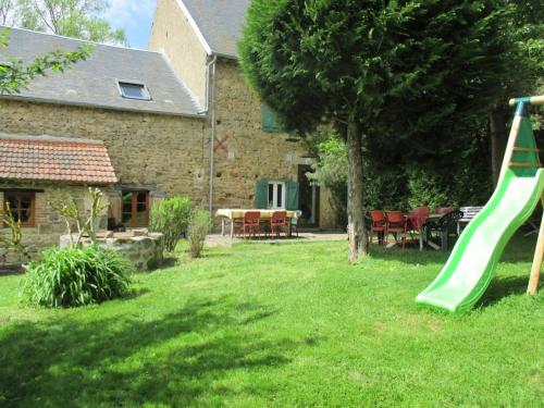 Grande maison en pierre avec jardin clôturé, animaux admis - FR-1-489-198 (Grande maison en pierre avec jardin cloture, animaux admis - FR-1-489-198) in Saint-Nectaire