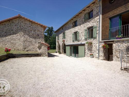 Gîte spacieux avec piscine privée, animaux acceptés - FR-1-496-25 (Gite spacieux avec piscine privee, animaux acceptes - FR-1-496-25) in Saint-Symphorien-de-Lay