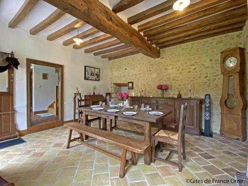 Charmante longère authentique et lumineuse avec grand jardin, proche du Perche - FR-1-497-216 (Charmante longere authentique et lumineuse avec grand jardin, proche du Perche - FR-1-497-216) in Moulins-la-Marche