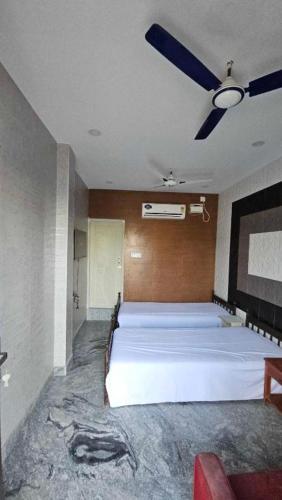 1 double bed, 1 twin bed