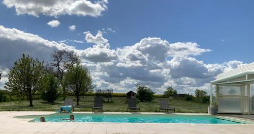 Piscine chauffée Villa mouettes de Loire gîte à louer Maslives