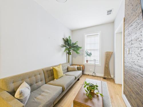 Modern 2BR with Patio & Cozy Space in Chicago, USA