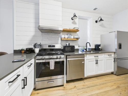 Modern 2BR with Patio & Cozy Space in Chicago, USA