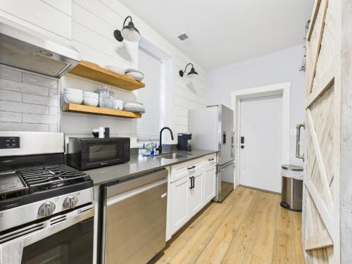 Modern 2BR with Patio & Cozy Space in Chicago, USA