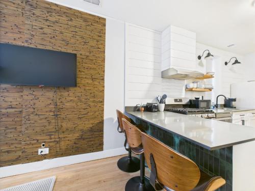 Modern 2BR with Patio & Cozy Space in Chicago, USA