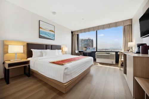 Ramada by Wyndham Flushing Queens in Queens, USA