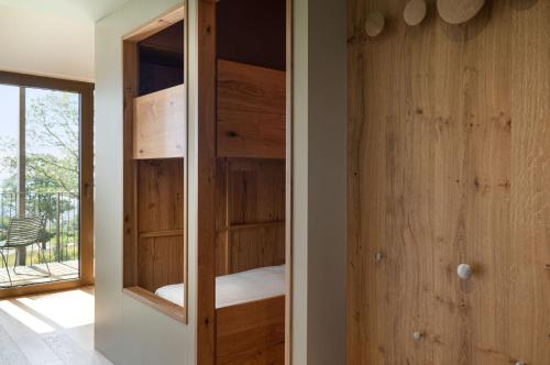 1 queen bed, 1 bunk bed