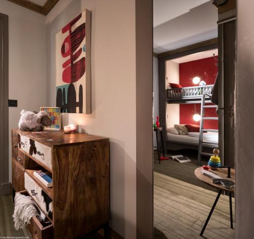 1 queen bed, 2 bunk beds
