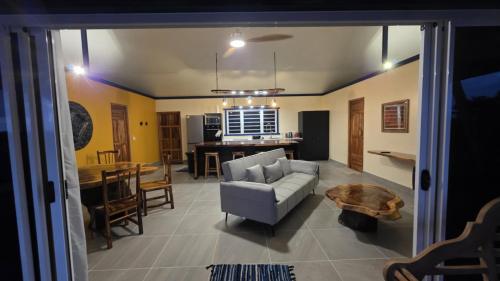 Potter House VILLA PITA vue sur lagon et village de Fare in Isla Huahine