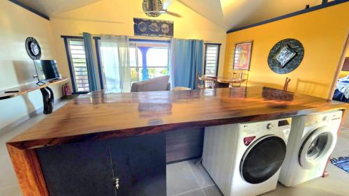 Potter House VILLA PITA vue sur lagon et village de Fare in Isla Huahine