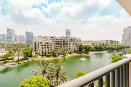 RH - Beautiful canal view, Sleek & spacious Studio, central location, Dubai