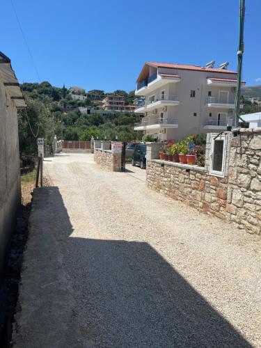 Foti Rooms – Himarë, CA