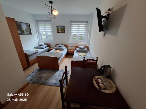 3 twin beds