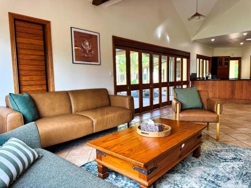 sala de TV, Ahana Hillside - Scenic Stay Near Cairns in Fishery Falls