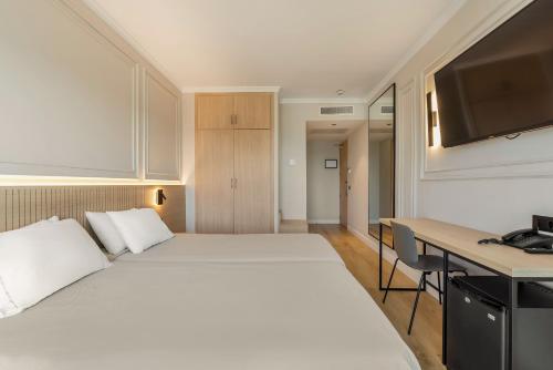 Standard Twin Room image 7